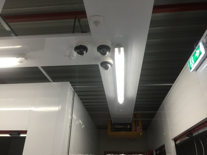 armaturen met ledverlichting en bewegingssensoren gemonteerd